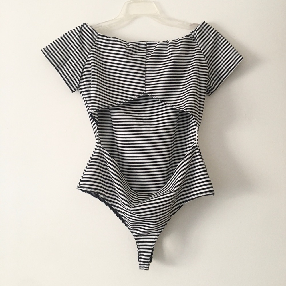 Kendall & Kylie BW Striped Body Suit w/cutout back - Picture 3 of 4